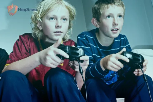 Подростки играют в приставку